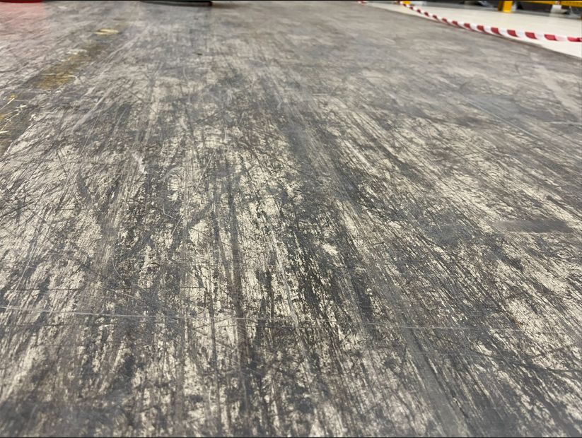 Logisztikai csarnok padlója — előtte
